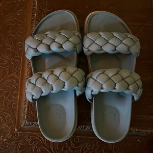 Women’s summer sandals. Size 7